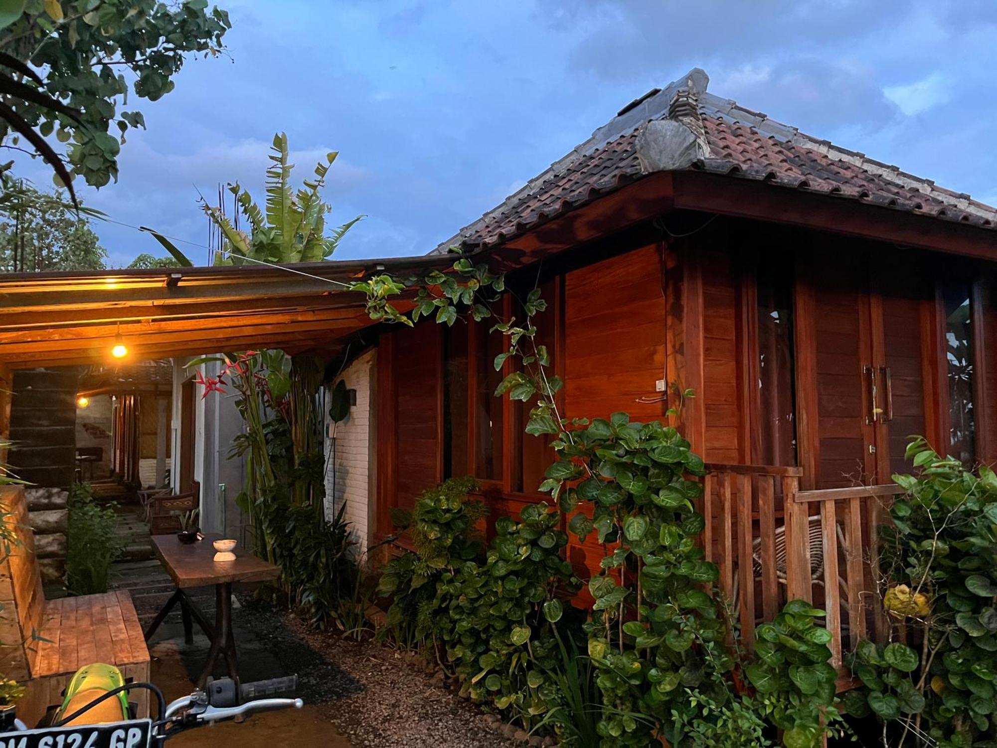 Апартаменти Ayolah Surf House &Surf Camp Jembrana  Екстер'єр фото